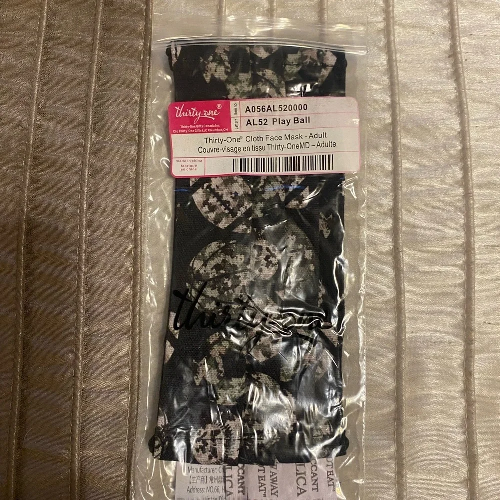 NEW - Thirty-One Gifts Adult Face Mask Play Ball NEW. Unisex.